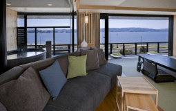 お部屋は306号室又は307号室です。お部屋の窓は開きません。こちらの写真は「306号室」です。