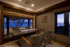 ※窓から非常階段と隣接する駐車場が見える位置にございます。