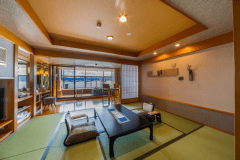 お部屋は雲の1号室又は雲の2号室です。ご入浴の際はブラインドを下げてご利用下さい。こちらの写真は「雲の1号室」です。