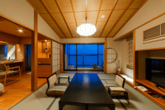 お部屋は雲の3号室又は雲の6号室又は雲の8号室です。ご入浴の際はブラインドを下げてご利用下さい。こちらの写真は「雲の3号室」です。