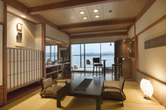 お部屋は雲の5号室又は雲の7号室です。ご入浴の際はブラインドを下げてご利用下さい。こちらの写真は「雲の7号室」です。