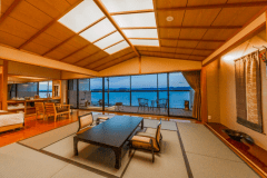 お部屋は雲の3号室又は雲の6号室又は雲の8号室です。ご入浴の際はブラインドを下げてご利用下さい。こちらの写真は「雲の6号室」です。