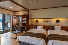 お部屋は雲の3号室又は雲の6号室又は雲の8号室です。ご入浴の際はブラインドを下げてご利用下さい。こちらの写真は「雲の8号室」です。