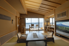 お部屋は雲の5号室又は雲の7号室です。ご入浴の際はブラインドを下げてご利用下さい。こちらの写真は「雲の5号室」です。