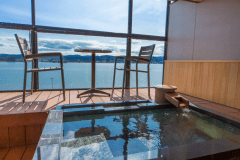 お部屋は雲の1号室又は雲の2号室です。ご入浴の際はブラインドを下げてご利用下さい。こちらの写真は「雲の1号室」です。