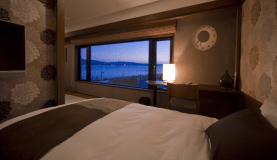 ※窓から非常階段と隣接する駐車場が見える位置にございます。