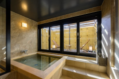 【半露天風呂＆サウナ付スイートルーム】外からの光を充分に取り入れながら安心してご利用頂ける半露天風呂