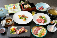 【極会席】先附からメインまで神戸牛をふんだんに使った贅沢会席です。