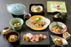 【花会席】花会席限定「焼き胡麻豆腐」や神戸牛ステーキほか料理長自慢の会席をご賞味ください。