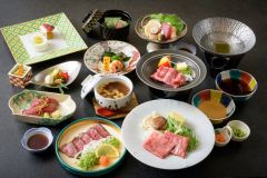 【神戸牛尽くし】口の中で絶妙にとろけるサシが特徴の最高級神戸牛を使った会席です。