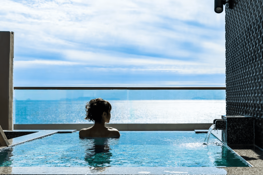 貸切露天風呂「三日月」・・・。海が本当に近いんです！