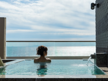 貸切風呂「三日月」・・・。海が本当に近いんです！