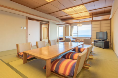 【オーシャンビュー客室】本間15畳と次の間8畳の二間 【オーシャンビュー客室】本間15畳と次の間8畳の二間