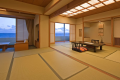 【オーシャンビュー客室】本間15畳と次の間8畳の二間 【オーシャンビュー客室】本間15畳と次の間8畳の二間