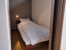 【ドミトリー】スーツケースも入る広々としたスペースです。