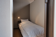 1つの空間を11台のベッドで共有しているドミトリータイプ。
女性専用もあり、安心してお休みいただけます。