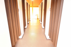 1つの空間を11台のベッドで共有しているドミトリータイプ。
女性専用もあり、安心してお休みいただけます。