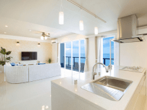 【客室スイート】広いリビングに、広いベランダ。広いキッチンに青く広い海。最高のシチュエーションです。