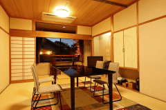 草庵：１０畳＋１０畳（ダブルベッド2台）+１２畳　朝夕食ともにお部屋食