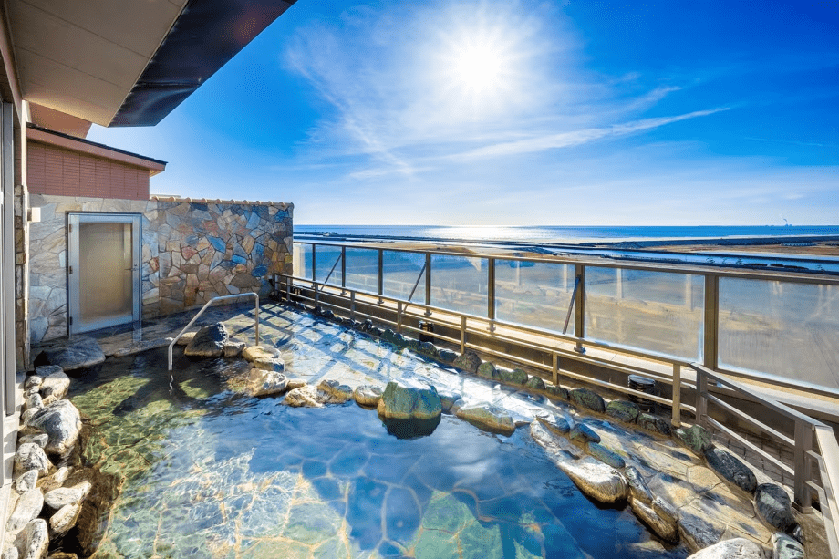 【露天風呂-岩風呂】西側に位置するからこそ＜蔵王連峰＞ののどかな風景が♪朝風呂もおすすめ！