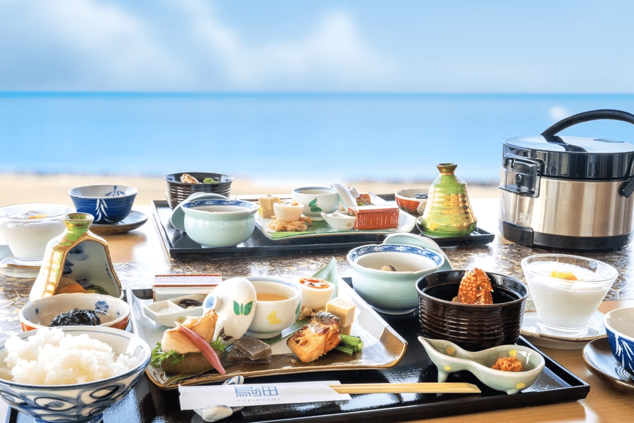 【朝食】お好みを組み合わせた&ldquo;当館名物ねばねば丼&rdquo;身体にやさしい和朝食をお愉しみ。