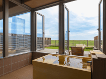 窓の外には太平洋。大自然のパノラマを湯船から見る贅沢・・・♪