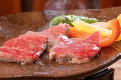 【夕食】足柄牛の陶板焼き