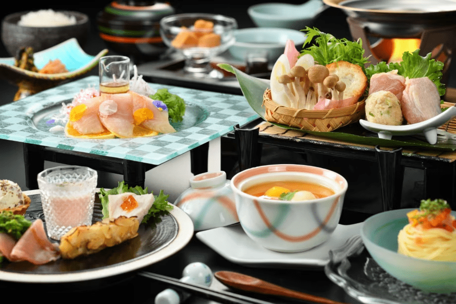 【国産鶏の塩ちゃんこ風鍋】お食事は、国産鶏の塩ちゃんこ風鍋がメインの御膳にてお楽しみいただけます。（イメージ画像）