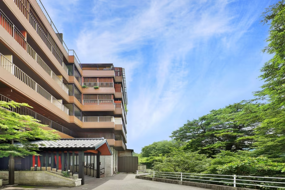 【外観】緑の深さと静寂さで上質な温泉休日をお楽しみいただけます。