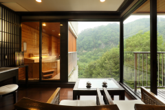 【蘭の間】四季の移ろいを眺めながらお寛ぎいただけます。