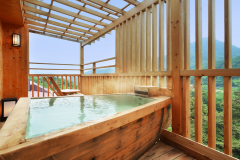 【柚の間】最上階で眺望抜群の開放的な専用露天風呂