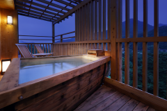 【柚の間】最上階で眺望抜群の開放的な専用露天風呂