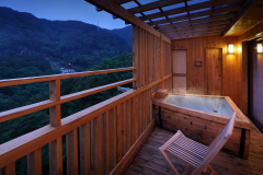 【柚の間】最上階で眺望抜群の開放的な専用露天風呂