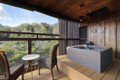 【藍の間】重厚な御影石を使用した露天風呂付です。