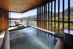 【藍の間】重厚な御影石を使用した露天風呂付です。