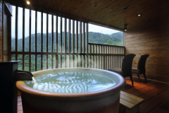 【葵の間】露天風呂はゆったりと足を伸ばしお寛ぎいただけます。