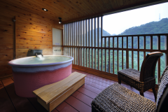 【葵の間】露天風呂はゆったりと足を伸ばしお寛ぎいただけます。