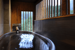 【菫の間】木の香り豊かな鬼怒川のせせらぎを満喫できる半露天風呂