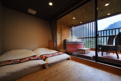 【葵の間】本間12.5畳＋和室6畳＋洋間4.5畳＋露天風呂/ツイン