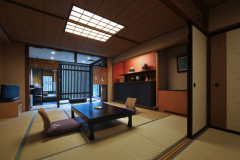 【菫の間】お子様のご利用も可能な木の香豊かな露天風呂付和室