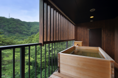 【桜の間】木の香りが豊かな木造の客室露天風呂