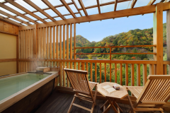 【楓の間】最上階で眺望抜群！木のぬくもりたっぷるの明るい客室