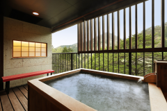 【桜の間】木の香りが豊かな木造の客室露天風呂