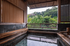 【Dタイプ：万葉】お部屋についている露天風呂。源泉かけ流しの温泉をお部屋でご堪能ください