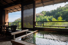 【Ｆタイプ：藤村】露天風呂の簾越しに相模湾も望め、眼下に流れる千歳川のせせらぎがBGMの客室です。