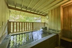 石造りの露天風呂がついたお部屋です。