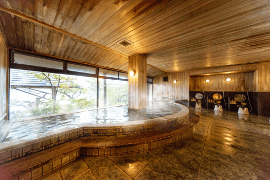 【1階大浴場内湯‐元祖幸助湯】広々とした湯船にどっぷりつかる至福のひととき。