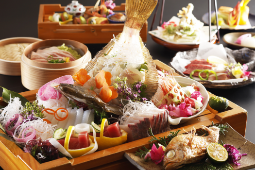 【地産地消会席】豪華鮮魚の姿造りを中心に、心踊る料理の数々を。