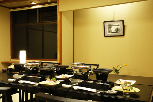 【個室食事処】周りを気にせず、ゆっくりとお料理を。湯上りのお化粧の心配もございません。