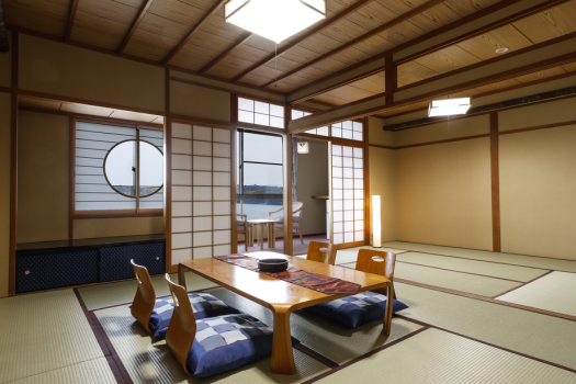 【和室二間‐夕陽亭】障子で仕切れるお部屋は、三世帯やグループにもおすすめ。